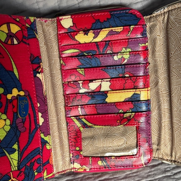 Sakroots Artist Circle XL wallet in Crimson Flower Power - Picture 6 of 10